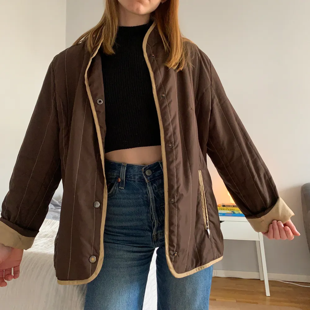 Brun och beige vintage designer jacka🤎 Väldigt fint skick. Märket är Kriss och jackan kostade ca 1400kr ny. Storlek 40 men blir snyggt oversize på XS och S. Jag på bilden är 157cm och bär vanligtvis XS. Skickar gärna fler bilder till de som är intresserade 🥰 köparen betalar frakt. Jackor.