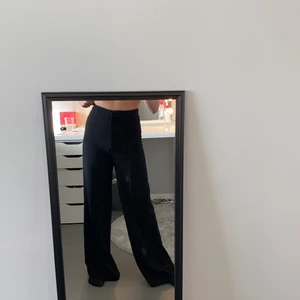 Kostymbyxor  - Ett par tygbyxor/kostymbyxor i storlek 32 men passar mig som brukar ha 34. Jag är 160. Finns en ”defekt” (bild 3) men syns ej när man har på sig byxorna. Frakten står köparen för, skriv om ni har frågor ☺️