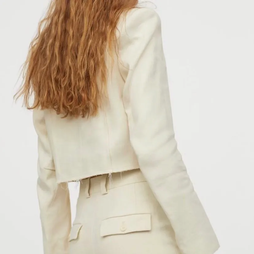 Helt ny oanvänd kort blazer från H&M STUDIO. Kostymer.