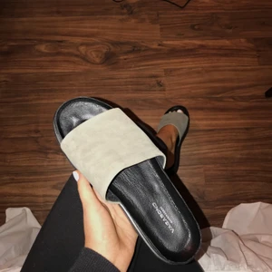 Vagabond slip-ins - Tofflor från vagabond i storlek 38. Militärgrön aktiga i mocka. Väldigt bekväma och använda ett fåtal gånger🎀✨ nypris 799kr