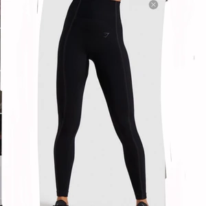 Gymshark träningstights! - 🦋Säljer ett par svarta jättefina och sköna träningstights i nyskick i storlek XS/S, hittar ej orderbekräftelsen så kan tyvärr ej se strl exakt. Modellen är väldigt stretchig och passar alltifrån en XS- liten M skulle jag chansa på! Modellen är ”Ultra seamless leggings” och de är högmidjade. Köpta från gymsharks hemsida & är nu slutsålda🦋                                                                  🦋Nypris 600kr                                                                🦋Mitt pris 250kr exklusive frakt