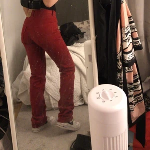 Röda Levis jeans  - Säljer dessa SKITsnygga och ascoola röda Levis 501 jeansen. Dom är verkligen så fina och i så bra skick men de kommer aldrig till användning. Skriv om ni vill ha fler bilder. 💕💕💕💕 jag har gjort en liten slits längst ner för att de ska gå snyggt över skor då jag inte har så långa ben! Pris kan diskuteras!