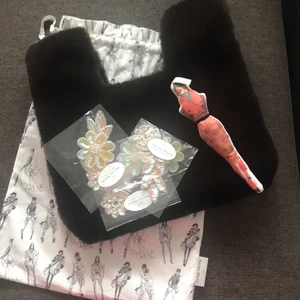 Helt ny Petites Mains DIY väska  - Helt ny! DIY: dekorera ‘Let it Sparkle’ fuskpälsväska. Som innehåller: dustbag, nålkudde, fuskpälsväska i brun och paljett sydda patches som du själv syr på. 