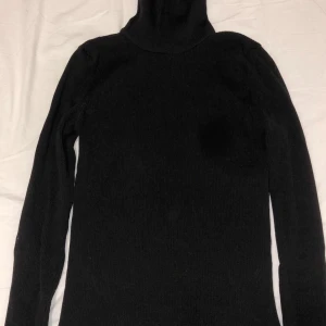 Ribbed turtleneck  - Ribbad tröja från Zara, strl M men passar xs-m då den är stretchig 