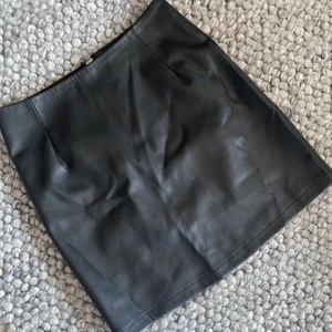 Skinnkjol - Fin skinnkjol från BikBok, passar perfekt till hösten med en stickad tröja! Är i jättebra skick och köpt för 300kr😊