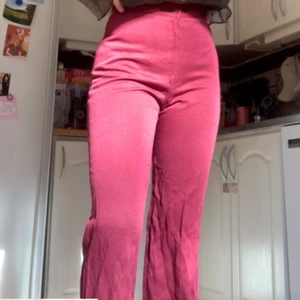 Supersnygga vinröda kostymbyxor - Väldigt highwaist och de passar bra på mig som har storlek 38 och är 169cm, de är lite smala i benen!  💕 det är bara att höra av sig om ni funderar över nåt.