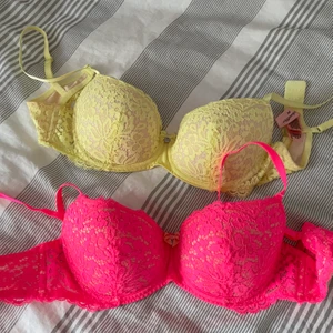 Hönkemöller BH-AR  - Säljer 2 styckna fina oanvända Bh-ar från Hönkemöller i strl 75C, pga att dom är för små för mig 100kr/bh