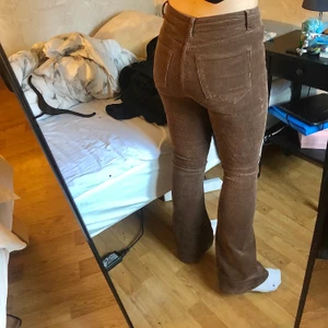 Bruna byxor  - Säljer dessa tvär coola byxor. Perfekt och skön pass form som också är strech i. Dom är i strl S men skulle passa på en XS och M också. aldrig använda💞 180kr (frakten ingår i priset)