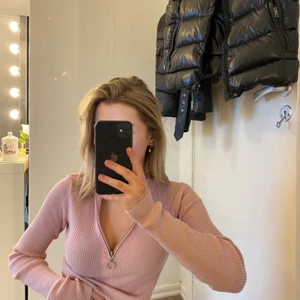 Half-zip tröja - Half-zip tröja från NAKD som är ribbad. Kameran ger inte en rättvis bild av färgen - i verkligenheten är den lite mer rosa💞 Köpt för 300kr💞