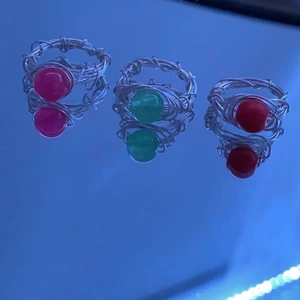 specialdesignade ringar - Hej! Jag gör och säljer specialdesignade ringar, har både fake och riktiga pärlor och om ni vill veta vilken kristall det är så är det bara att skriva privat:) Pris kan variera mellan 40-70 beroende på vilken sten det är! Samfraktar gärna vid köp av flera och kan göra olika storlekar, så länge ni skriver måttet runt ert finger! Kan skriva privat vilka färger det finns och det går bra att avbryta köp så länge det är innan ni har betalat!Tar endast swish då det är lättast🥰 skriv vid intresse💕