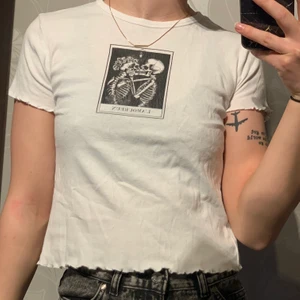 ”Skelettkyss” tröja - Modellen: 172cm och vägen 60kg. Först till kvarn gäller. Ingen budgivning sker på min profil.