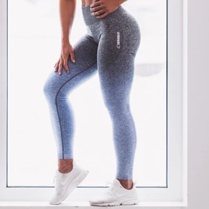 Trendiga purple ombre Gymshark leggings  - Säljer ett par slutsålda Gymshark ombre leggings som är mycket sparsamt använda i S pga de inte passar mig. Buda i kommentarerna. 