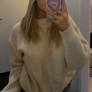 Tröja  - Vit stickad tröja från hm i storlek xs, pris går att diskutera 💕