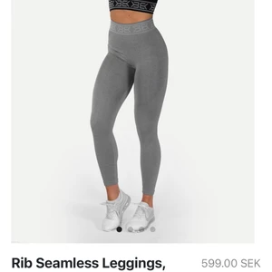Better bodies träningstights  - Superfina grå träningstights från better bodies. Knappt använda då jag har en del träningskläder. Sitter sjukt bra och är squatproof. Är ganska stretchiga så skulle säga att de passae XS-M. Nypris:599kr Frakt 66kr💕