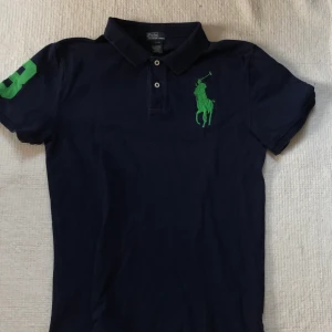 Ralph Lauren Piké Strl XL, (18-20) - En fin Ralph Lauren Piké i strl XL/ (18-20. Endast använd vid särskilda tillfällen under 2-3 års tid. Gott skick, felfri! Nypris: 900kr