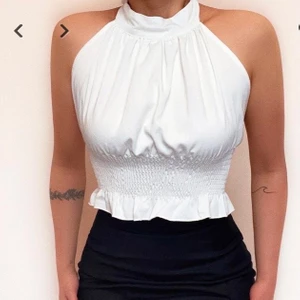 Vit Halterneck Topp - Ursnygg topp jag köpte från en australiensisk butik som heter Kameli. Tänkte ha den till studenten men passande inte med mina byxor🥲 Så den får åka vidare till nån annan. Nypris var 550 kr men säljer för 200 kr + frakt om inte fler blir intresserad, då blir det budgivning💘