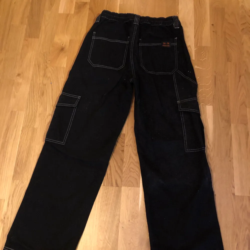 Svarta cargo pants från Urban Outfitters. Storlek 30/32. Jeans & Byxor.