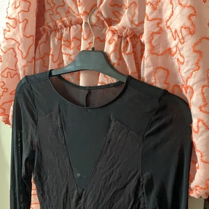 Bodyyyy - En svart body från H&M. Mesh på armarna, mellan brösten och halva ryggen. Knäpps med knappar längs ner. Använd Max 2 gånger, dock är det ett hål (se bild 3) från ett larm eller liknande som inte syns när man ha på sig den. Jätteskönt material! Storlekslapp avklippt men det är storlek S🥰