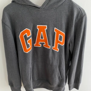 Gap hoodie - Grå gap hoodie  Storlek xxl, barnstorlek så är mindre i vuxenstorlek  Köparen står för frakt, kan mötas upp i Stockholm city  200kr eller budgivning om fler vill köpa!