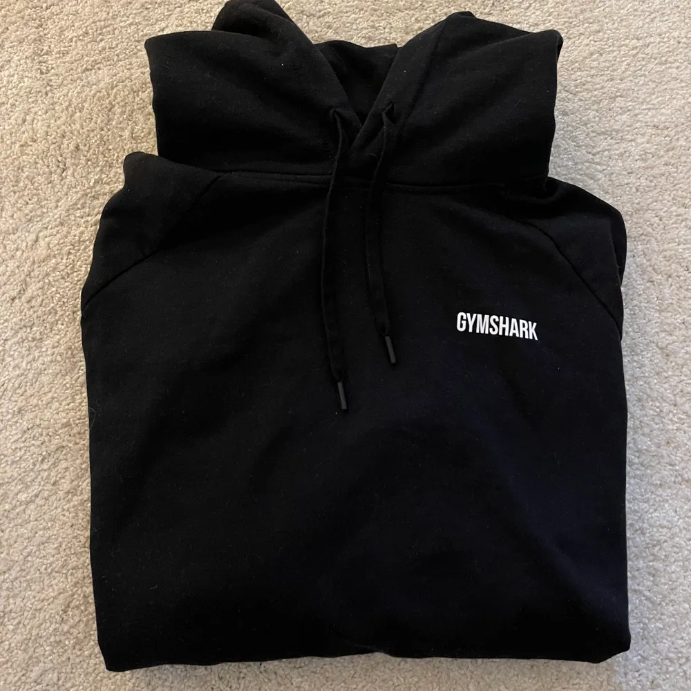En svart hoodie från gymshark i storlek S, Säljer då den inte kommer till användning och är använd ca 3 gånger ☺️ frakt ingår i priset . Hoodies.