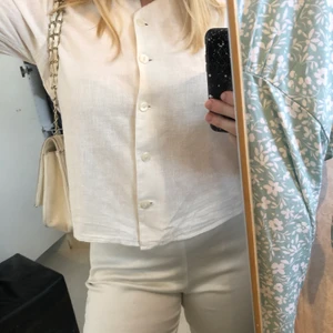 Vita kostymbyxor från H&M i storlek 42 - Jättefina vita kostymbyxor från H&M i storlek 42 🤍 säljer för 35kr + eventuell frakt 