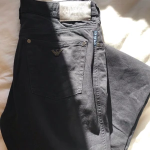 Armani Jeans - Snygga svarta Armani jeans köpta secondhand. Är i bra skick och sitter tightare runt låren men är raka i modellen. Skriv privat för fler bilder.                              Frakt ingår ej🤍