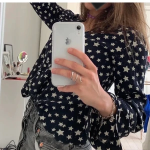 Trendig Zara blus  - Säljer denna superpopulära zara blus med stjärnor som är slutsåld! Knappt använd så jättebra skick. Kan gå ner i pris vid snabb affär så skriv! (Lånad första bild) 