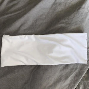 Vit Bandeaubikini  - Säljer nu min vita bendeau bikiniöverdel från SHEIN. Endast använd en gång. Storlek L. Köparen står för frakten. Buda i kommentarerna, avslutar 27/3 kl10:00🤍