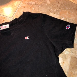 Champion t-shirt - Säljer min fina champion t-shirt i nyskick då den inte kommit till användning. Fick i födelsedagspresent och vet inte vart den är köpt tyvärr. ❤️ Super skön! 