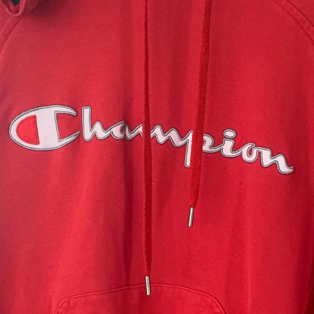 Röd (inte lika knallröd som fotot) vintage Champions hoddie, passar xs-m 🤩 finns nån obehandlad fläck. . Hoodies.