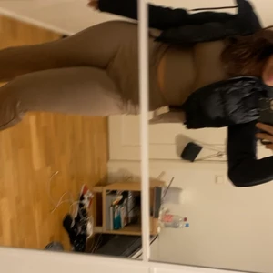 Sett - Ett snyggt sett. Aldrig använd endast testad. Storlek 36 men kan passa både mindre storlek men även större beroende på hur man vill ha den. Nyskick. Pris 120.