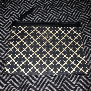 väska - Säljer min jättesnygga malen Birger Clutch funkar även att ha som en mini necessär för småsaker hör av dig om du har några funderingar priset kan diskuteras ❤️💓
