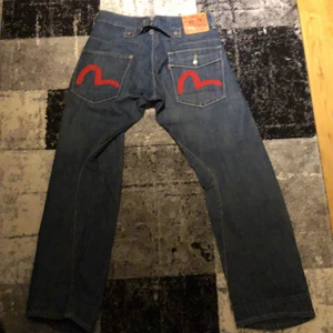 Evisu jeans - Riktigt feta evisu jeans, condition 10/10. Det enda ”negativa” med dem är att dem är upplagda men går att sprätta upp lätt. Orginal storlek är 30x34 men skulle jag säga att de är 30x32 nu. Innerben: 75cm midja: 82cm                  