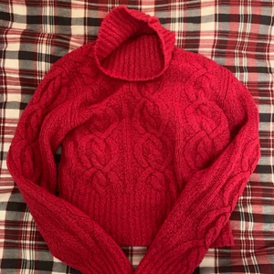 Stickad tröja  - Jättefin mörkrosa stickad tröja. Väldigt bra skick. Köparen står för frakt 