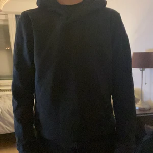 Svart hoodie - Svart vanlig hoodie i storlek XL men jag är 186 och ganska smal så liten i storleken. Stor luva.
