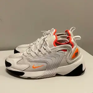 Säljer mina vita Nike Zoom 2k med orangea detaljer, perfekta chunky sneakers. Jättefint skick. 💓🤗