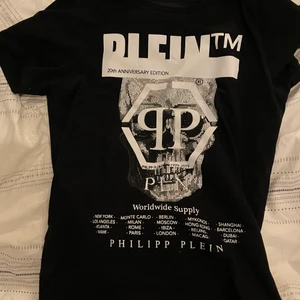 Philipp Plein T shirt - Tja säljer nu min äkta philipp plein då den blivit för liten, skulle säga att det är en xs. Har förlorat lite stenar men knappast något man tänker på. Tappat bort kvittot men har order bekräftelsen ifrån philipp pleins hemsida samt qr koden.