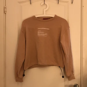 Snygg tröja  - Snygg tröja som går att dra åt vid midjan! Aldrig kommit till användning och tidigare köpt här på plick. Färgen är grisrosa ❤️ köparen står för frakt