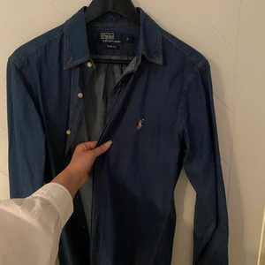 Jeansskjorta Ralph Lauren! - Snygg jeansskjorta från Ralph Lauren. Skjortan är i fint skick då den inte använts så många gånger. I storlek small. Skulle säga att den passar både herr och dam! 