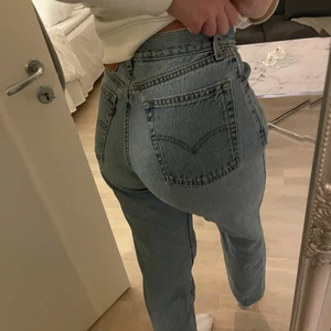 Skitsnygga Levis jeans - Säljer mina jättefina Levis jeans. De är köpta på en second hand butik i Stockholm, tvivlar på att de finns att köpa nya längre! De passar mig som har storlek S, är raka i benen och går precis ner till fötterna på mig som är 170 cm lång. 