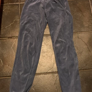 Velorbyxor - Velourbyxor från Cubus i mer gråblå. I storlek s. De har mudd i bensluten