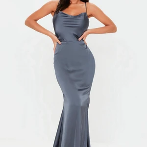 Silkesklänning oanvänd - Silkesklänning som framhäver former. Aldrig använd prislapp sitter kvar!