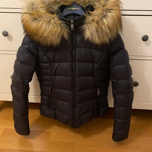 ROCKANDBLUE Jacka  - Säljer då den är för liten för mig. Den har ett litet hål på vänster armen som man kan se på bild 3, därför har jag sänkt priset bortsätt från det är den i bra skick! Pris kan diskuteras. 