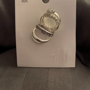 H&M ringar  - Aldrig använt dessa ringar och har ingen nytta av dem då jag slutat använda silverringar. Köparen står för frakten💗