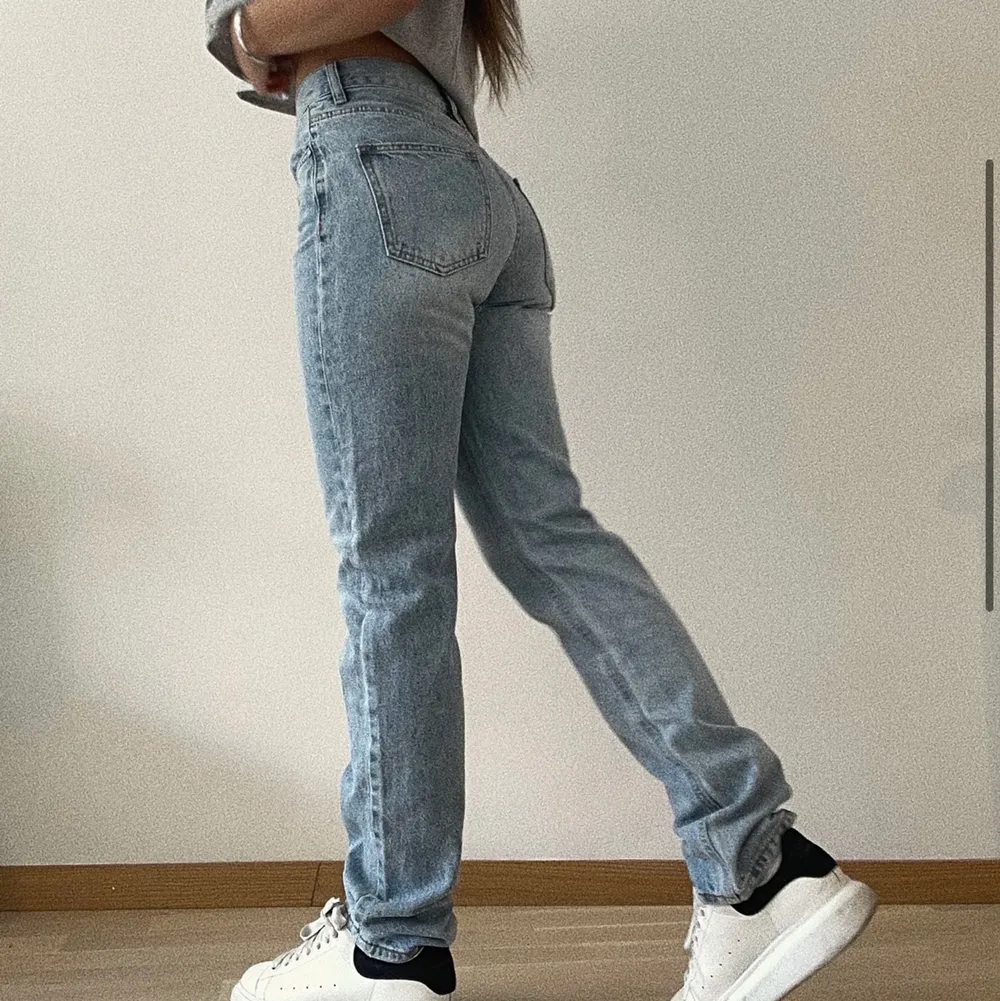 Nya jeans, aldrig använda. Dom sitter bra på mig som är 168 cm och har vanligtvis storlek S💞. Jeans & Byxor.