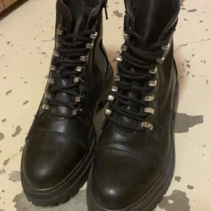 Kängor från Zalando - Kängor köpta från Zalando, storlek 37. Fint skick