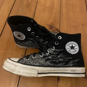 Glitter Converse - Säljer mina Glittriga Converse med eldframmor i storlek 36,5. Köptes förra vintern för 1200kr, har knappt använts och går ej att få tag i längre. Budgivning eller bra pris - minimum 609kr