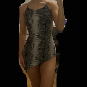 Salsa klänning  - Snygg salsaklänning som är köpt från en salsafestival i New York. Säljer då den ej kommer till användning. 