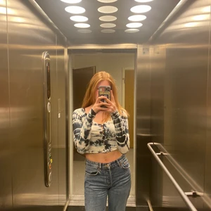 Tröja från weekday  - Använda fåtal gånger och i bra skick. Originalpriset var 400kr. Säljer då den ev används. Köpare står för eventuell frakt - kan mötas upp i Stockholm