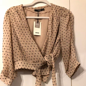 Oanvänd top/ blus från Bik Bok  - Helt ny blus/topp från Bik Bok i storlek Small  Nypris 299:- 